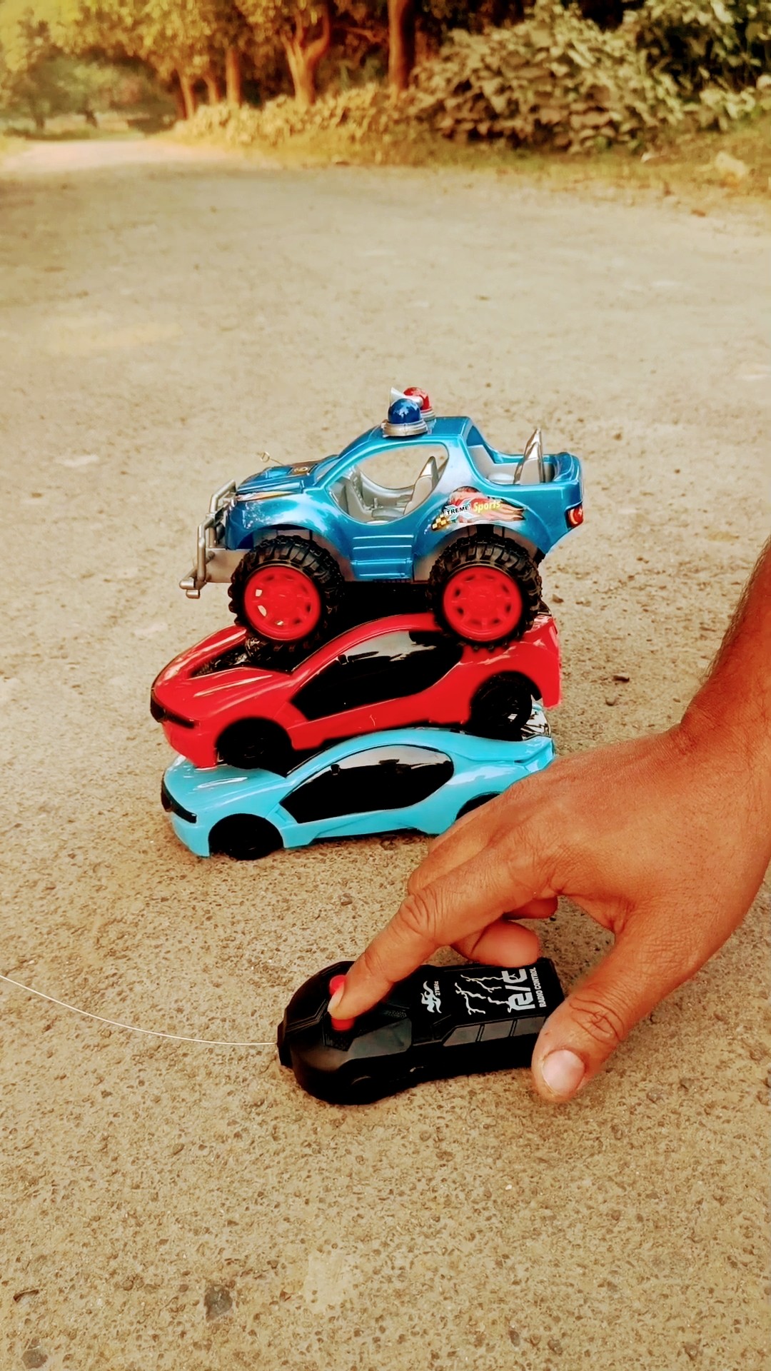 自作 ラジコンクローラーRUBICON 人口岩場を「のぼる」】 - YouTube