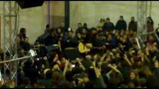 Ministri - Il Bel Canto @ Stazione Centrale, Milano 14/12/2011
Ministri - Il Bel Canto
h18:00 Concerto acustico in Stazione Centrale, Milano 14/12/2011
(in qualità cellulare-scrauso a parte) non si sentiva veramente una ceppa da quassù. Per fortuna sapevamo tutti i testi a memoria.
Bello trovarsi un concerto nel bel mezzo della tua routine giornaliera. (e togliersi lo sfizio di tornare a casa da lavoro a causa di un ritardo del genere, per una volta.) Ministri - Il Bel Canto @ Stazione Centrale, Milano 14/12/2011