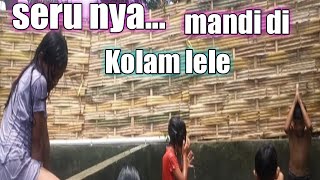 keseruan para bocil mandi di kolam lele