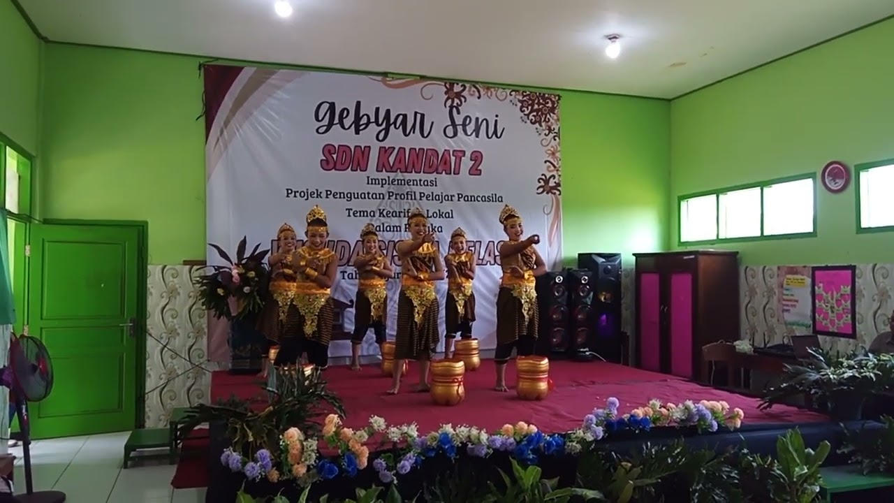 Tari genjah gumiwang yang dibawakan oleh siswi kelas 5  SDN Kandat 2 dalam rangka gebyar seni 2024