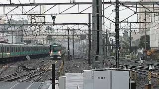 E233系2000番台マト12編成が松戸駅2番線に到着する動画