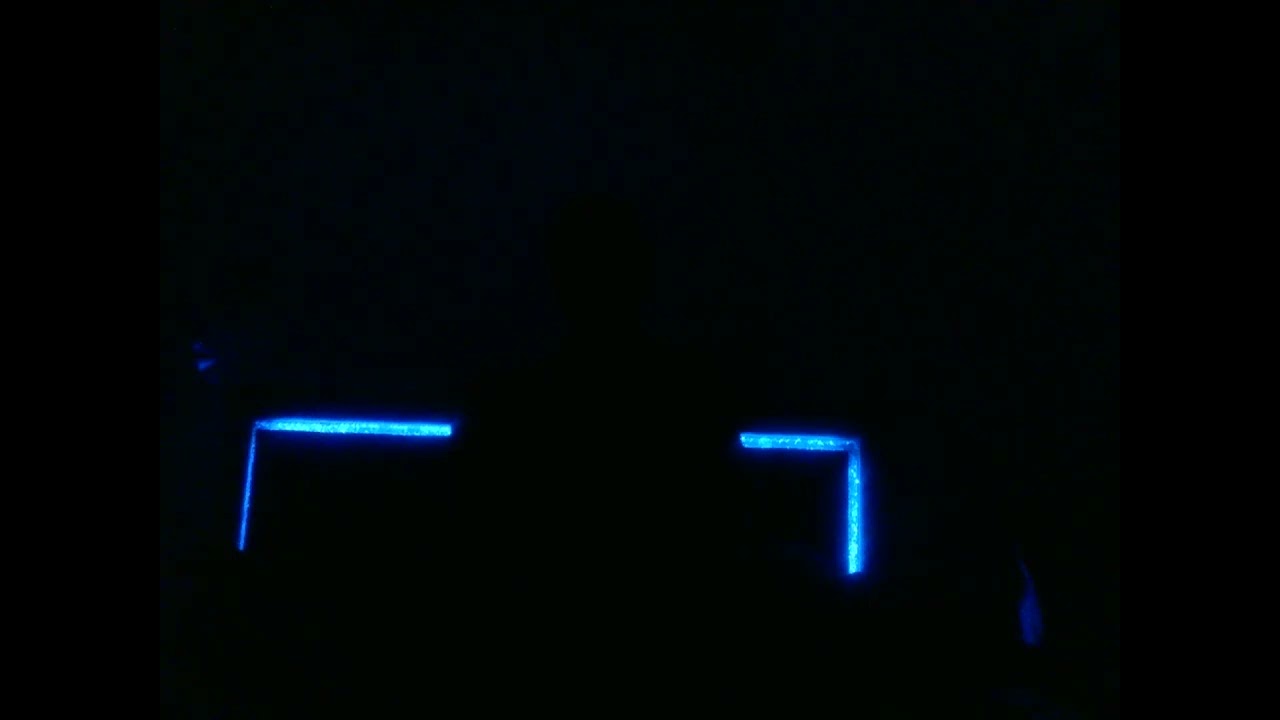 Хочу разбудить тебя поцелуями в шею и лоб; Он просто хочет быть рядом с тобой, но чувствует, как ...