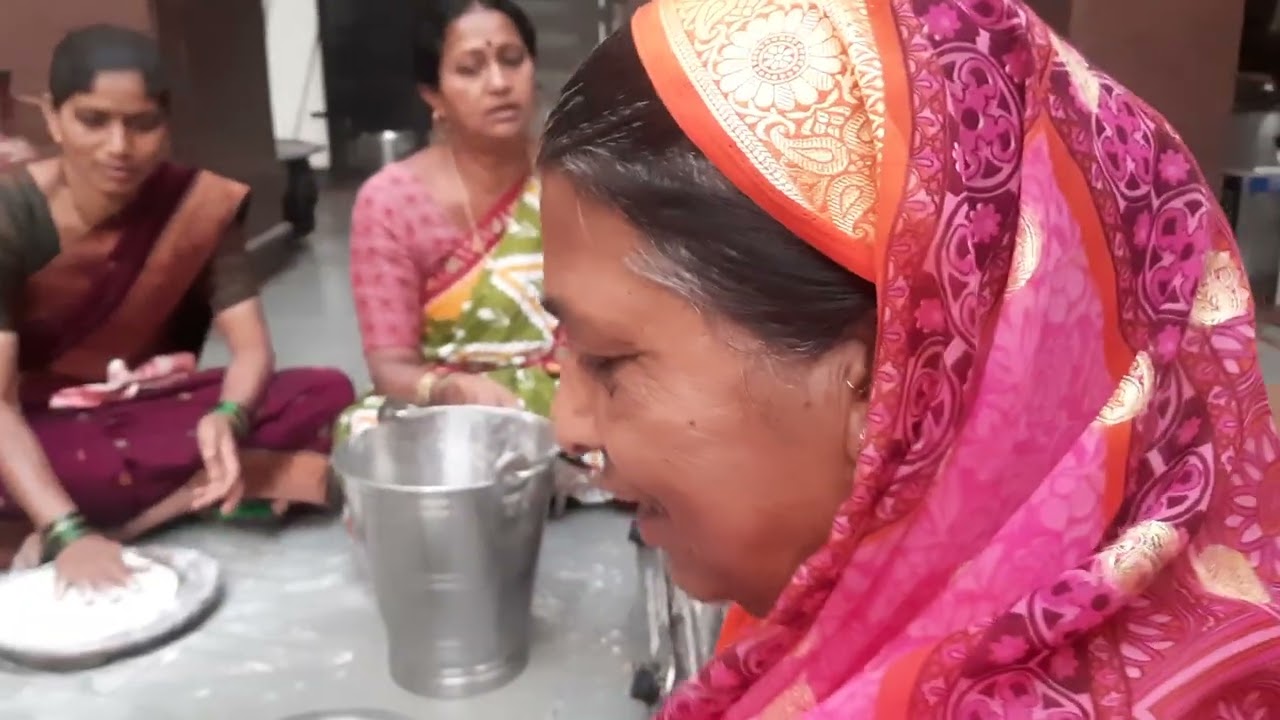 अस्सल ग्रामीण /भाकरी करतच पारंपारिक जात्यावरच्या ओव्या / ओवी पंढरी पांडुरंगा बाई ग