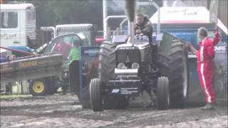 Tractorpulling 2.5 ton sport een paar runs in Staphorst