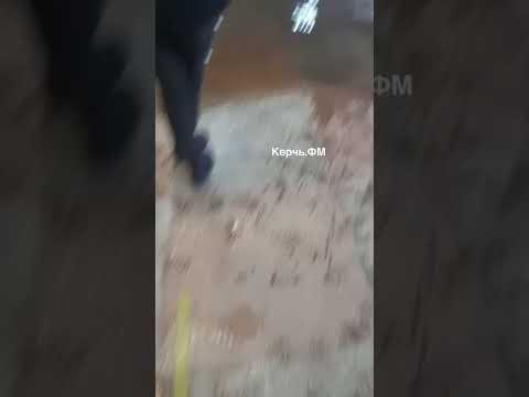В Керчи затопило отделение почты и киоск РНКБ