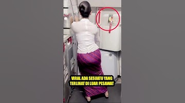 Pramugari Cantik Buka Pintu Pesawat Mencuri perhatian netizen dimedia sosial