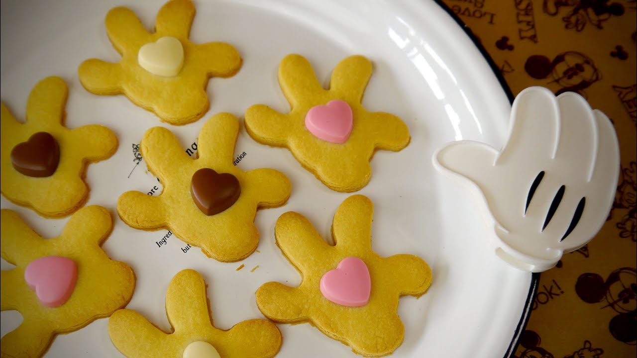 ⁣Mickey Mouse Palm Cookies with Valentine Heart-Shaped Chocolate ミッキーマウス バレンタイン クッキー