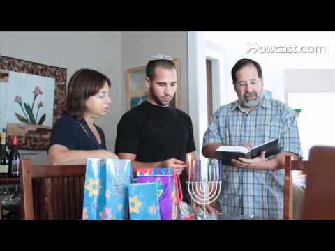 Video: Hur man firar Hanukkah: 7 steg (med bilder)