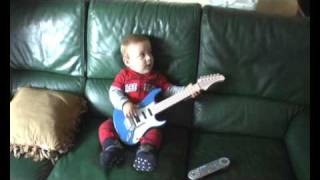 bb joue guitare 12 mois