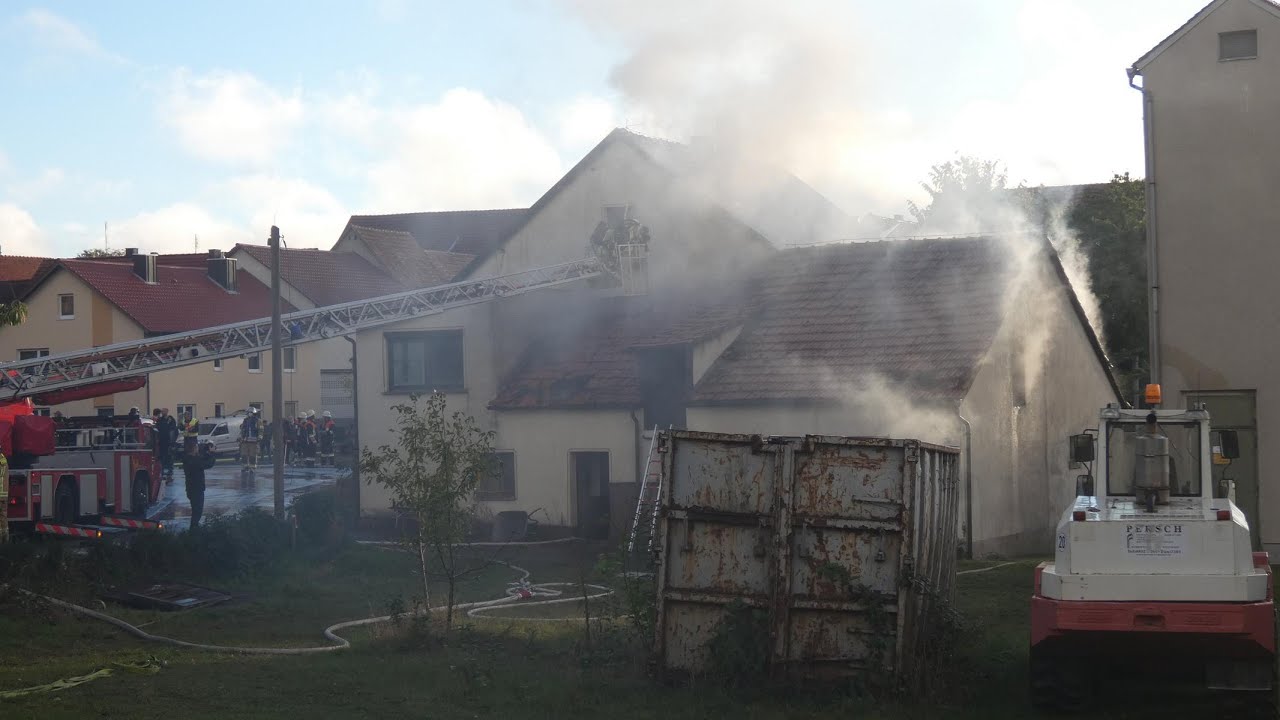 Starker Rauch bei Brand eines alten Bauernhofes - Augenzeuge reagiert vorbildlich
