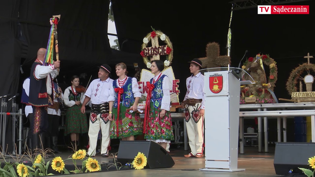 Barwne wieńce na dożynkach w Korzennej