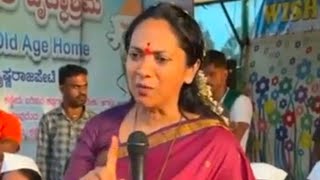 Dr. Nagalakshmi Choudhary Gave A Bagina To Amma At Sri Matru Bhoomi Vridha Ashram Resimi