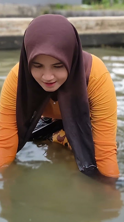 Neng Enji Janda Cantik Nangkap Ikan Pake Sarung