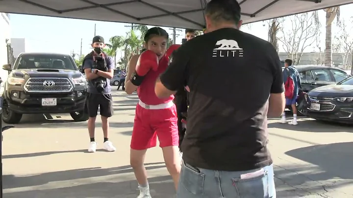 MANNY ROBLES WORKING MITTS WITH FUTURE CHAMP PERLA...