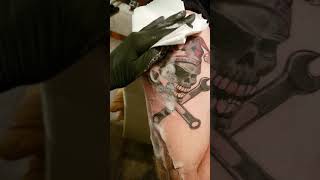 Oberarm Clowns Mutze Totenschadel Maulschlussel Goldzahn Tattoo Fertig