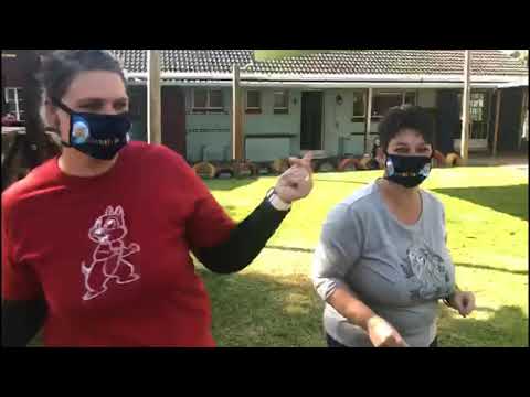 Video: Moet kleuters maskers dra?