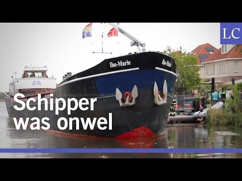 Rijnaak neemt verkeerde afslag, ravage in woonwijk