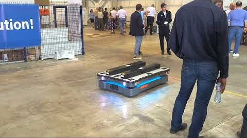 Palletizing solution in action: Universal Robots | Mobile Industrial Robots