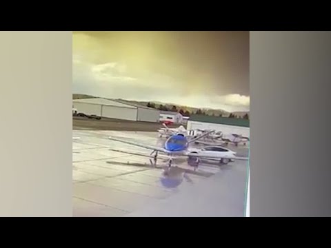 Un Tesla Model Y choca con un jet privado | El Motor