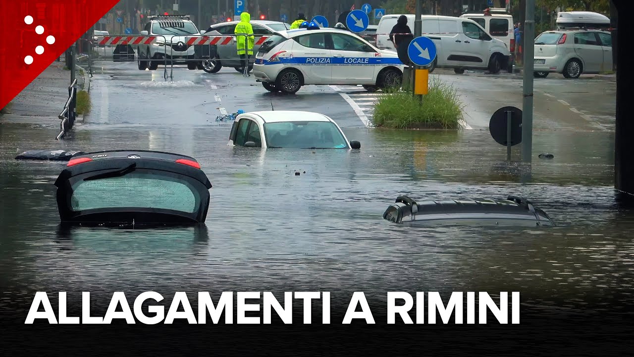 Maltempo a Rimini, spiaggia invasa dall'acqua e macchine intrappolate nei sottopassaggi allagati