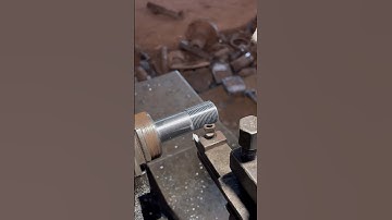 É assim que faz rosca no torno mecânico. #solda #usinagem #metalúrgica #torneiro #torno #cnc #rosca