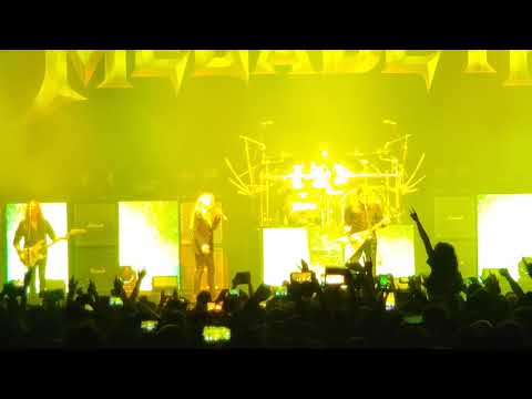 Megadeth joined by dave mustaine's daughter electra for 'à tout le monde' - paris, france 2020