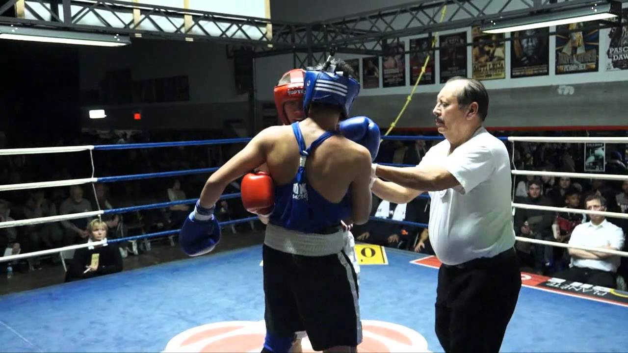 Armand Miclescu vs Simon Larose 3e combat Club de Boxe de L'Est - YouTube