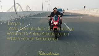 Jangan terlalu memaksakan diri terlihat kuat :'(