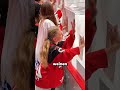 Frau gibt weinendem Mädchen den Puck den sie verdient