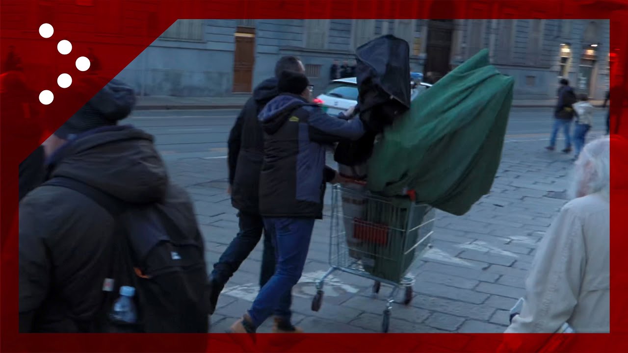 Torino, polizia porta via carrello con materiale preso agli anarchici