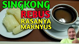 Makan singkong rebus dengan segelas kopi yang mantap