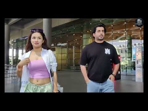 Avneet Kaur Looks  Hot With Her  Mid Point At The Airport