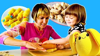 Bambini che cucinano. Una ricetta per bambini e per giocattoli. La bambina Bianca e la sua mamma