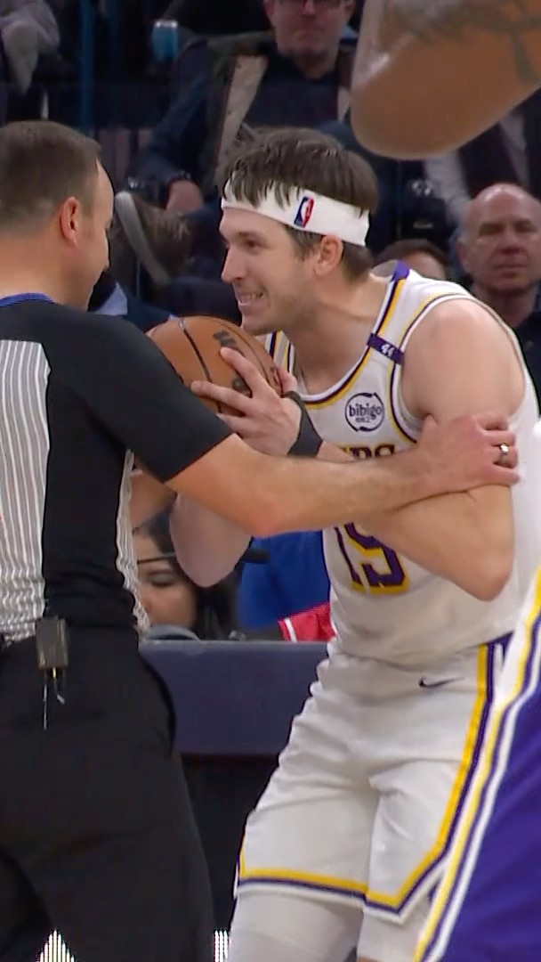 Reaves has a funny interaction with the referee ?