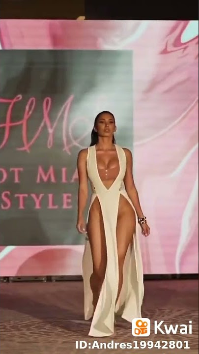 Chica modela desnuda en pasarelas