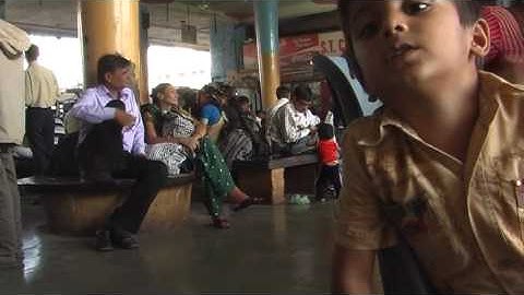 Waiting for the bus in Rajkot (Gujarat India)