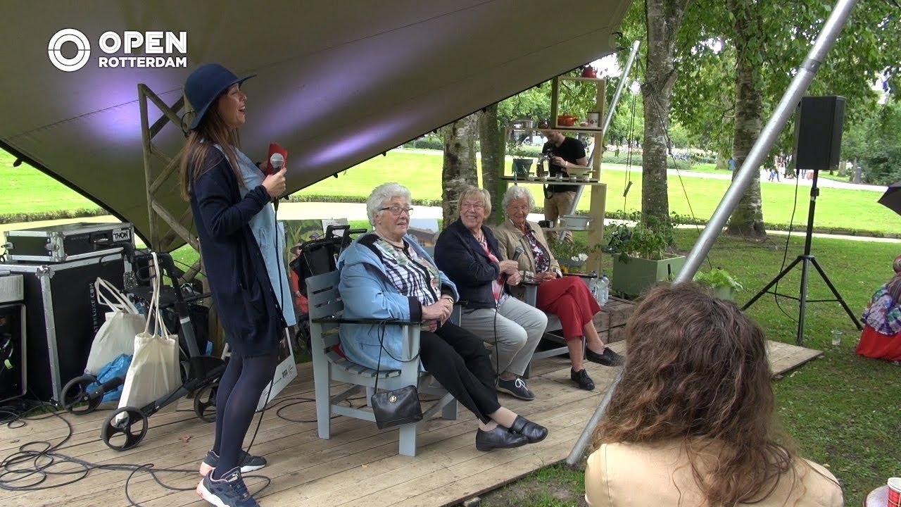 010nu - Bezoekers van Duizel in het Park vragen bejaarden het hemd van het lijf lokale präpositionen übungen