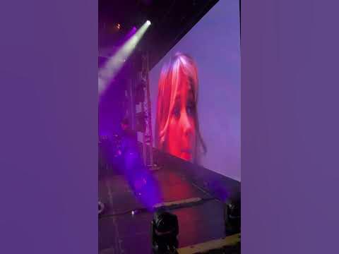 Реакция на выступление дочки на сцене! - YouTube