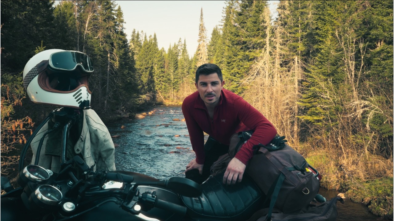 Aventure Moto Solo : Camping au Bord d'une Rivière