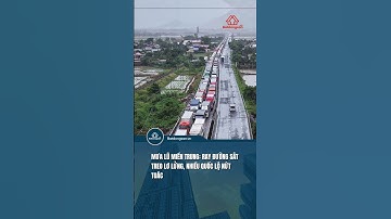 Mưa lũ miền Trung: Ray đường sắt treo lơ lửng, nhiều quốc lộ nứt toác