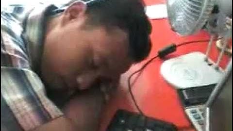 Video lucu operator warnet tidur ngakak. . . .