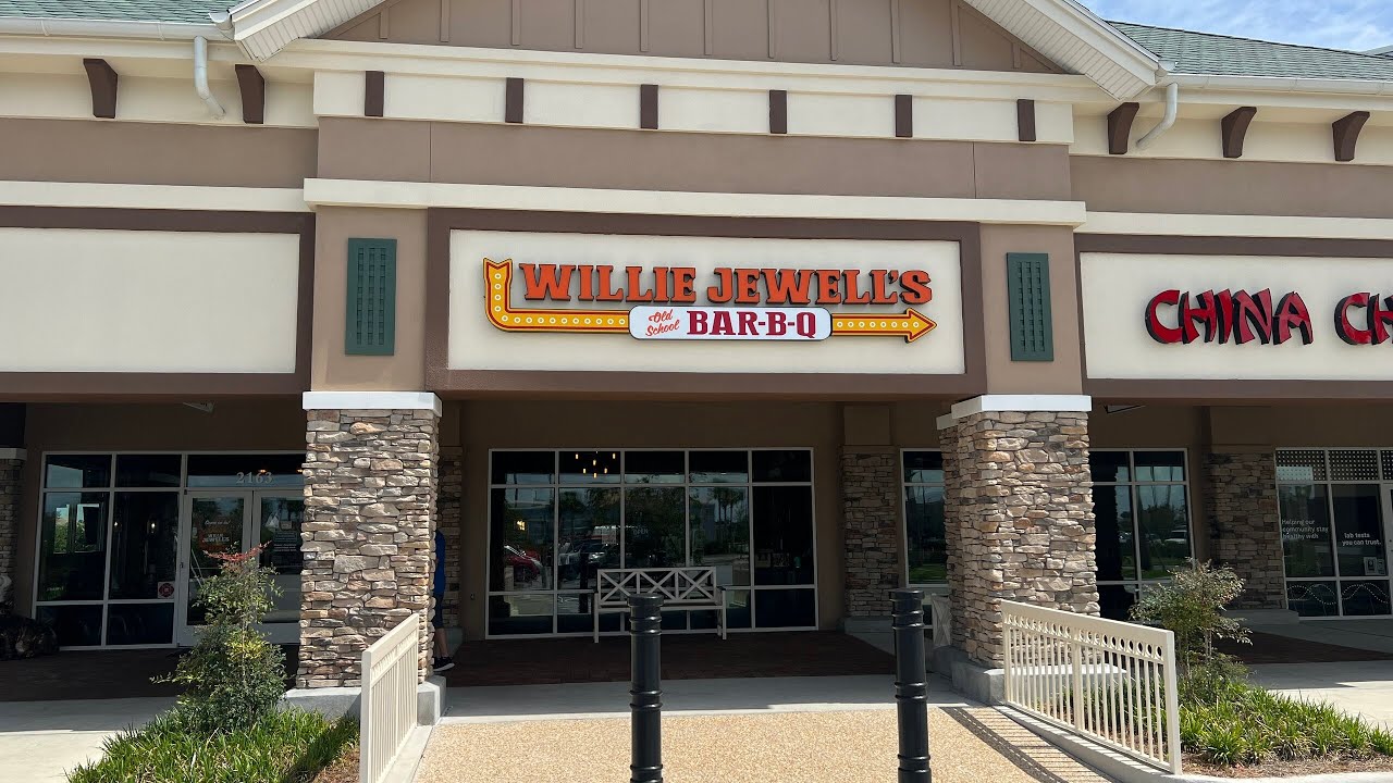 Eating at Willie Jewell's Old School BBQ at The Villages, Florida Places to Eat at The