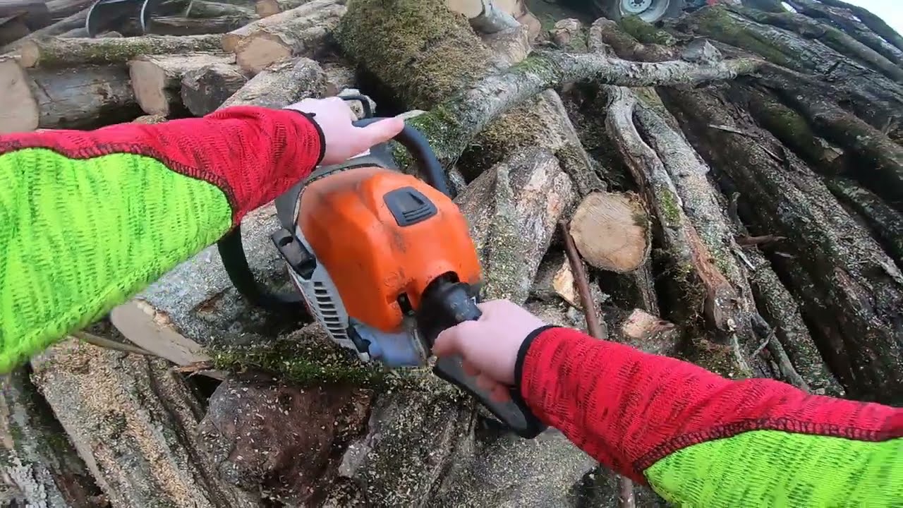 Working with Stihl Chainsaws (181, 462C) - Farming POV