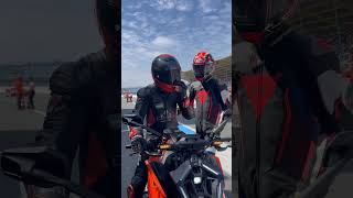 Download Lagu F1-verslaggever Ronald achterop de motor over het TT Circuit Assen MP3 Download Lagu F1-verslaggever Ronald achterop de motor over het TT Circuit Assen MP3