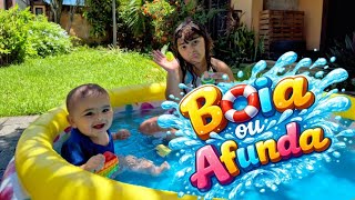 Sophia e Arthur brincando - BÓIA OU AFUNDA 