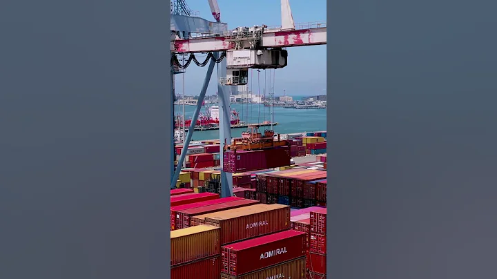 Giant Gantry Crane Loading Container Ship