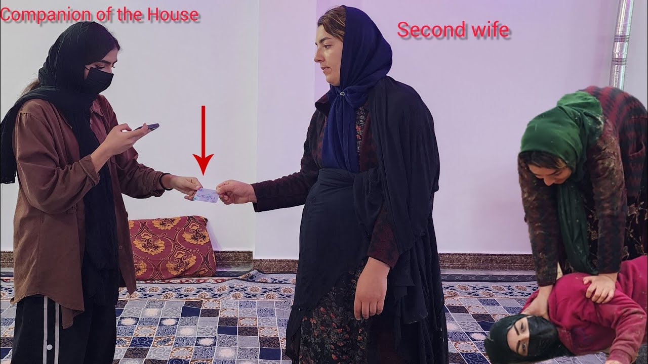 Первая жена начинает работать, чтобы оплачивать расходы по дому.