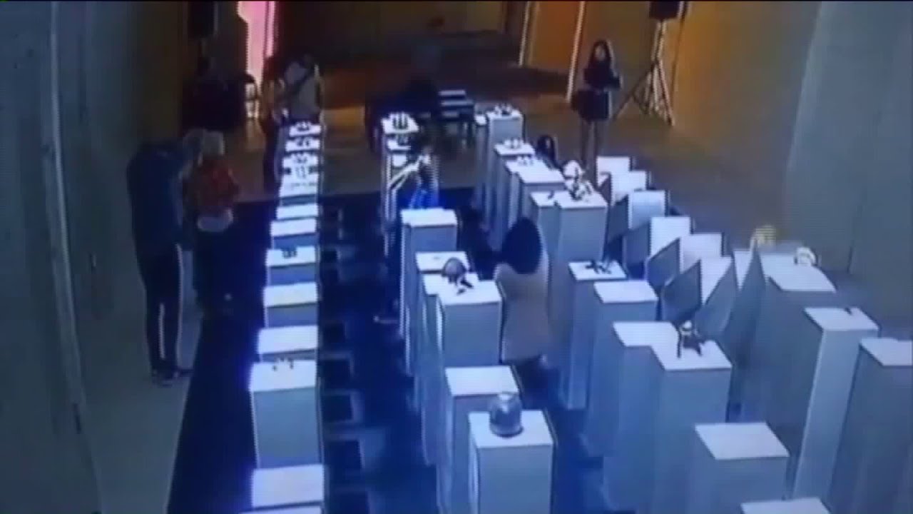 Selfie Attempt Causes $200,000 in Damages at L.A. Gallery
