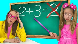 Sasha Y Su Amiga En La Escuela Juegan Con Juguetes