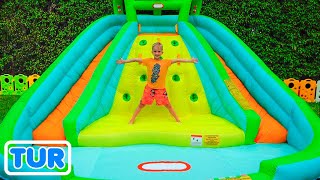 Vlad ve Nikita şişme oyuncaklarla oynuyor